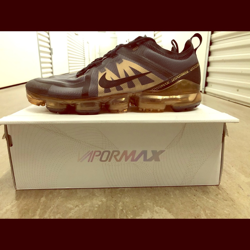 Used sz 13 Black and Gold Vapor Max